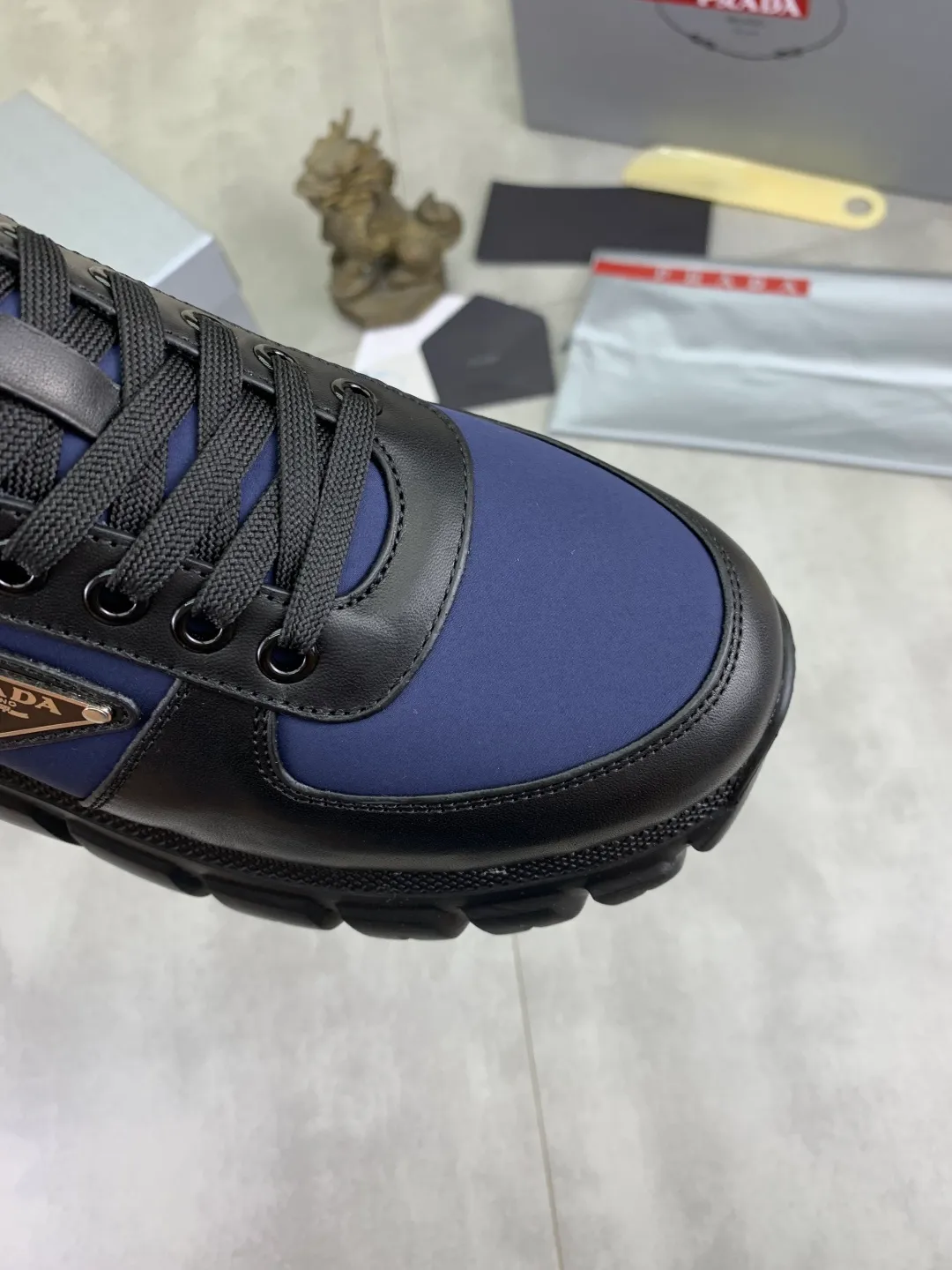 Men's men's shoes 💰P560💰[New style] High version official website popular models are on the market, 🆘 Classic popular models (Prada) are the main popular models, avant-garde and versatile fashion men's shoes private version mold opening, cowhide surface splicing 1:1.. Fashionable and simple, original imported cowhide lining cowhide feet; the atmosphere and personality are more fashionable, eye-catching and pursuing class. It will subvert the old idea and be a must-have for fashion trendsetters with you! Must keep it for yourself! Tall and comfortable, large and low, high-end quality workmanship. Code number: 38-44 (45 46 customized) 4️⃣ colors available.